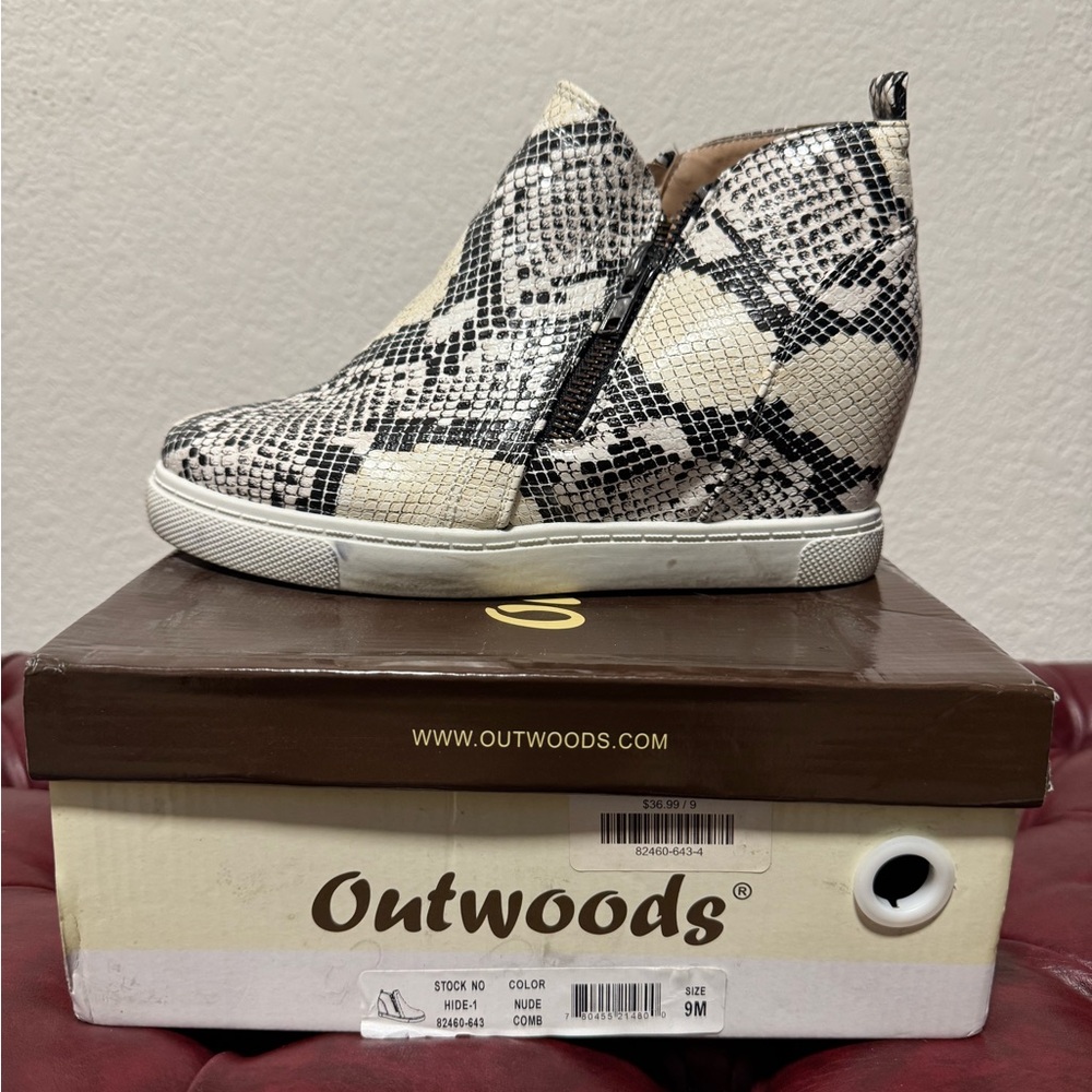 Outwoods Women's Snakeskin Wedges - Black and Cream